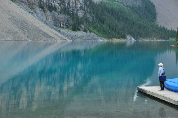 O belíssimo Lake Moraine, na região de Lake Louise, em Alberta, no Canadá